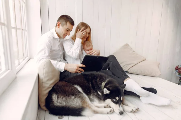 Bela família passar tempo em um quarto com um tablet — Fotografia de Stock
