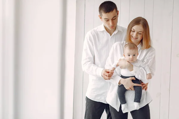 Hermosa familia de pie sobre un fondo blanco —  Fotos de Stock