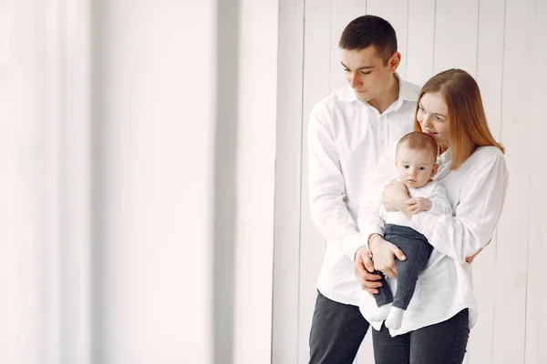 Bella famiglia in piedi su uno sfondo bianco — Foto Stock