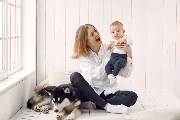 Mãe e filho brincando com o cão em casa — Fotografia de Stock