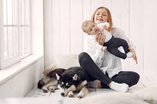 Madre e piccolo figlio che giocano con il cane a casa — Foto Stock