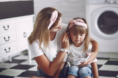 Anne ve küçük kızı evde iyi eğlenceler.