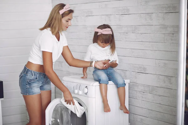 洗濯機の近くの浴室の母と娘 — ストック写真