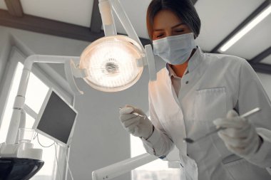 Diş kliniğinde çalışan güzel bir dişçi.