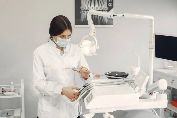Прекрасный дантист, работающий в стоматологической клинике — стоковое фото