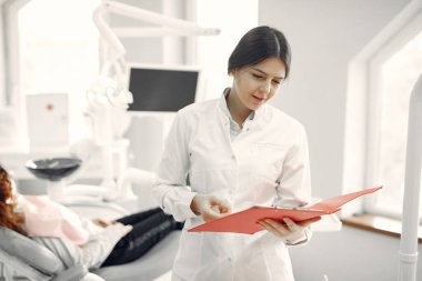 Diş kliniğinde çalışan güzel bir dişçi.