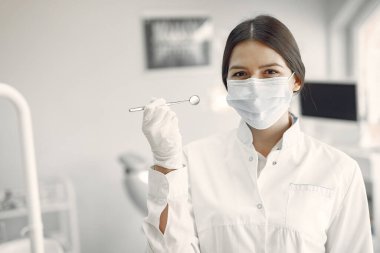 Diş kliniğinde çalışan güzel bir dişçi.