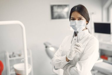 Diş kliniğinde çalışan güzel bir dişçi.