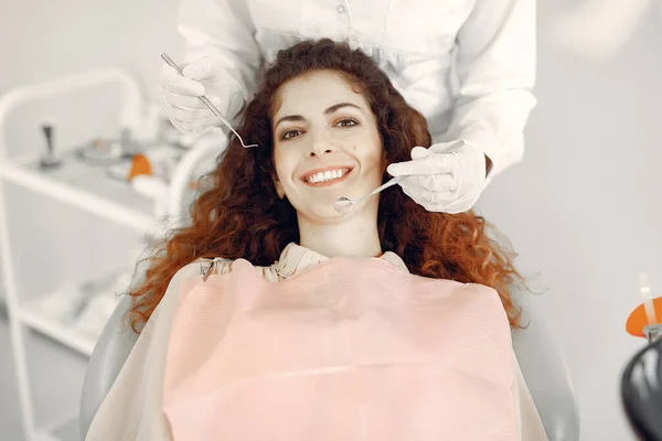 Piękna dziewczyna siedzi w gabinecie dentystycznym — Zdjęcie stockowe