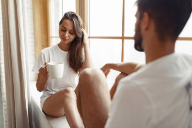 Güzel bir çift evde vakit geçirir.