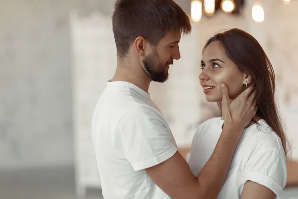 Hermosa pareja pasar tiempo en casa — Foto de Stock