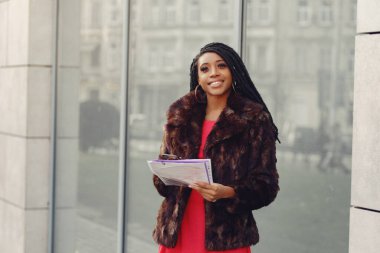 Bahar şehrinde güzel bir siyahi iş kadını