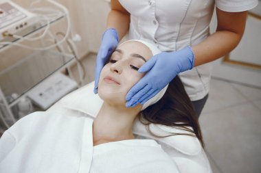 Kozmetik Stüdyosu 'nda bir kadın.