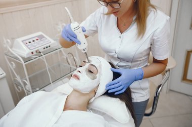 Kozmetik Stüdyosu 'nda bir kadın.