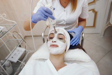 Kozmetik Stüdyosu 'nda bir kadın.