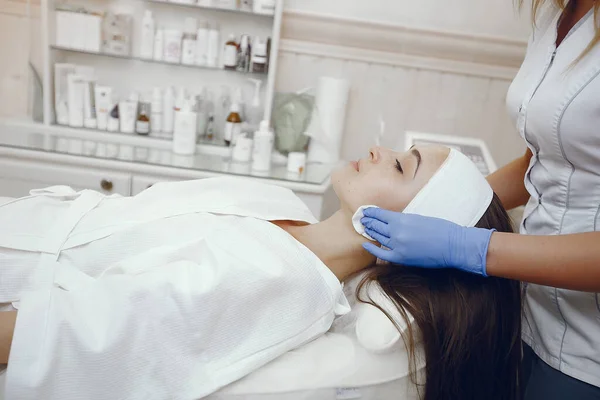 Vrouw in cosmetology studio op een procedures — Stockfoto