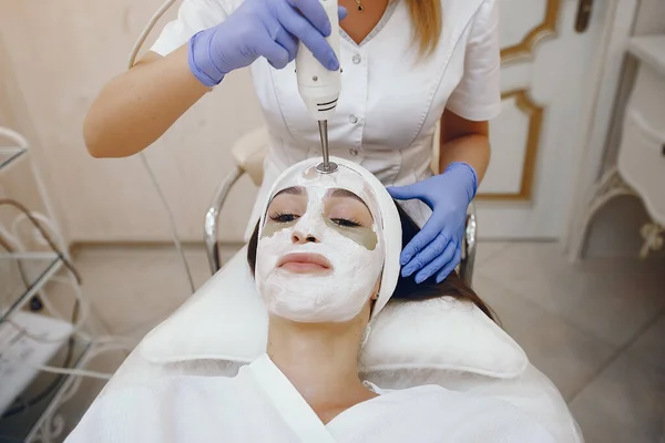 La mujer en el estudio de cosmetología sobre los procedimientos — Foto de Stock