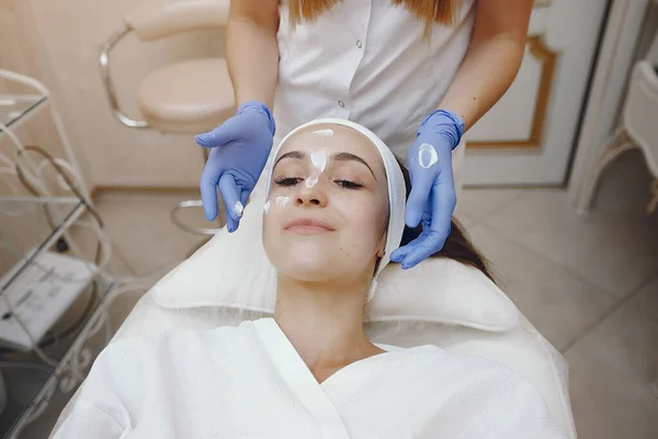 La mujer en el estudio de cosmetología sobre los procedimientos — Foto de Stock