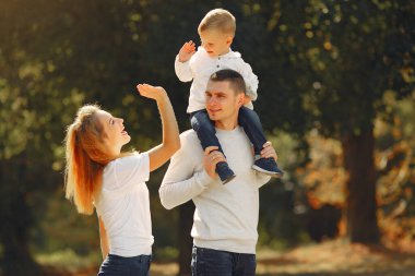 Yaz tarlasında oynayan sevimli bir aile.
