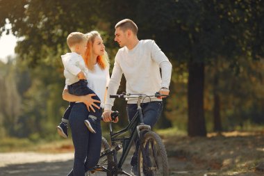 Yaz parkında bisikletli bir aile