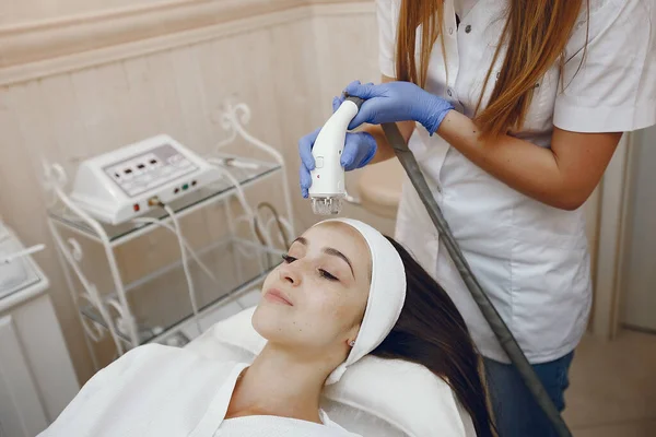 Kobieta w studiu kosmetologii na laserowej depilacji — Zdjęcie stockowe
