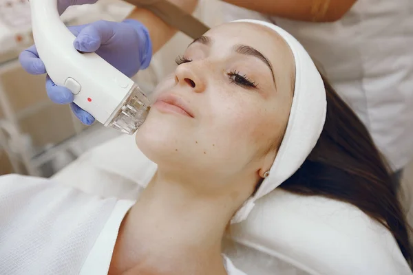 Kobieta w studiu kosmetologii na laserowej depilacji — Zdjęcie stockowe
