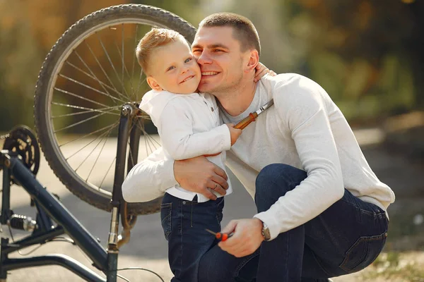 Vader met zoon bereidt de fiets voor in een park — Stockfoto