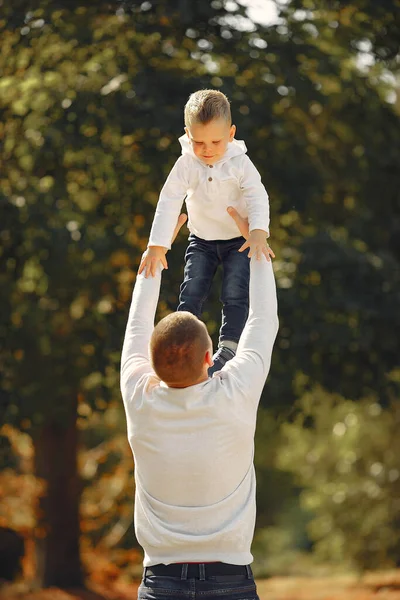 Família bonito jogando em um parque de verão — Fotografia de Stock