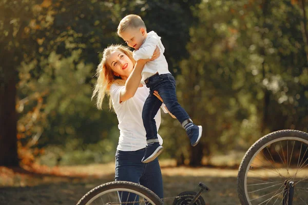 Nette Familie spielt im Sommerpark — Stockfoto