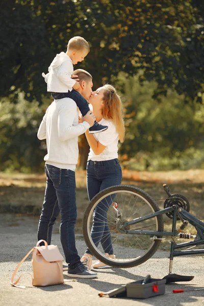 Familia con bicicleta en un parque de verano —  Fotos de Stock