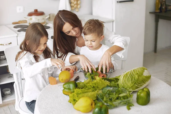 La familia preparan la ensalada en la cocina — Foto de Stock
