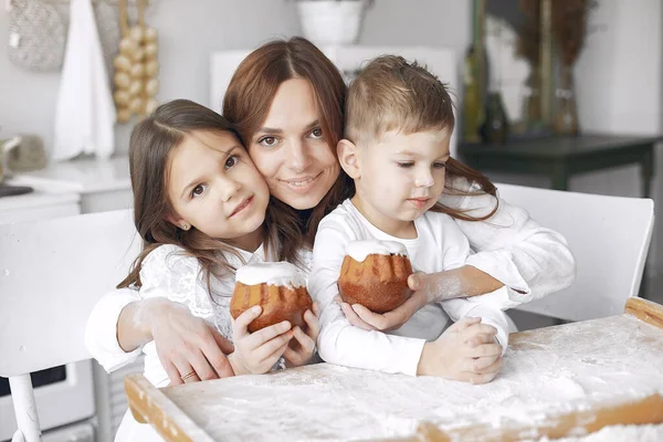 Famiglia seduta in cucina e cuocere la pasta per la torta — Foto Stock