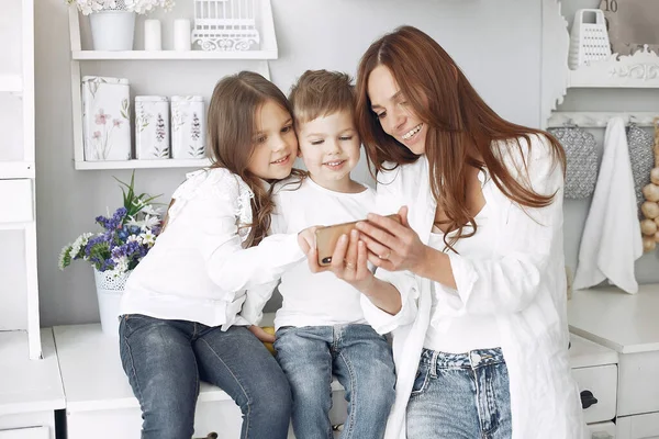 Madre con bambini piccoli che si divertono a casa — Foto Stock