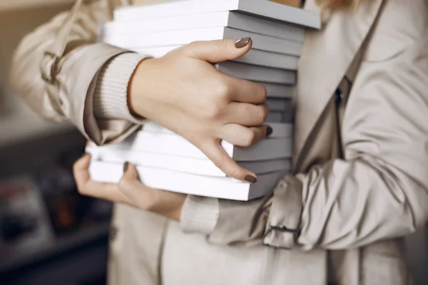 Estudiante buscando un libro en la biblioteca —  Fotos de Stock