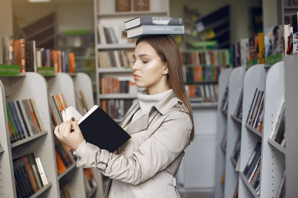 Student sucht ein Buch in der Bibliothek — Stockfoto
