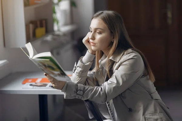 Studerande söker en bok i biblioteket — Stockfoto