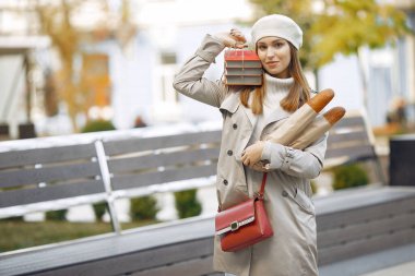 Beyaz bereli bir Wowan Ekmeği olan bir şehirde