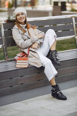 Beyaz bereli bir Wowan Ekmeği olan bir şehirde