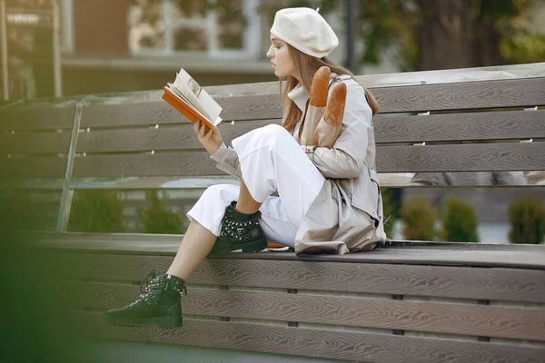 Wowan mit weißer Baskenmütze in einer Stadt mit Baguette — Stockfoto