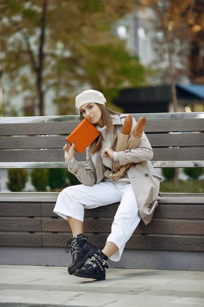 Wowan mit weißer Baskenmütze in einer Stadt mit Baguette — Stockfoto