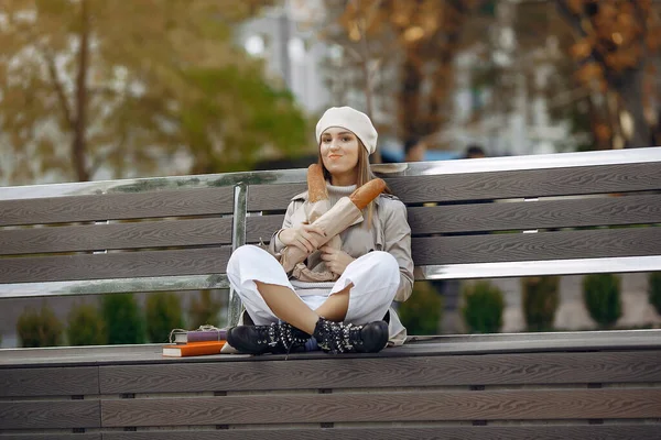 Wowan mit weißer Baskenmütze in einer Stadt mit Baguette — Stockfoto