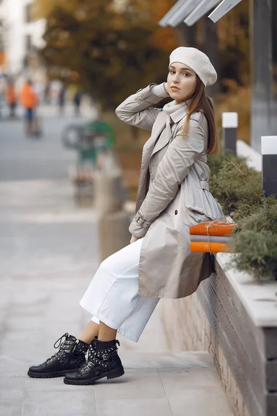 Елегантна жінка в коричневому пальто в весняному місті — стокове фото