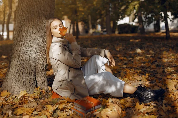 Menina elegante e elegante em um parque de outono — Fotografia de Stock