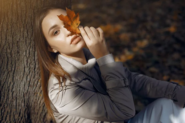 Ragazza elegante ed elegante in un parco autunnale — Foto Stock