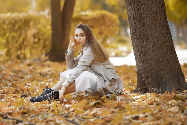 Chica elegante y elegante en un parque de otoño —  Fotos de Stock