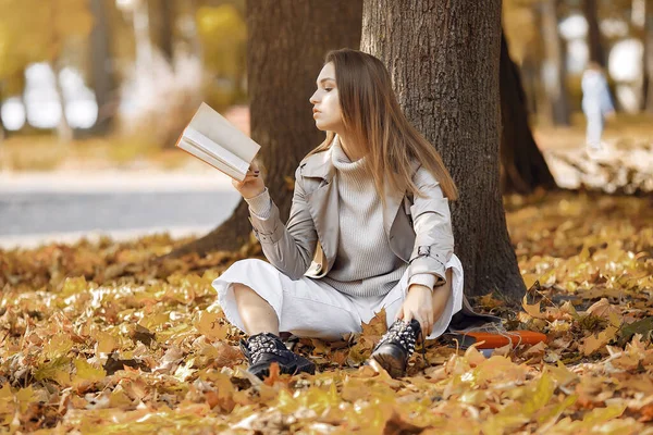 Elegáns és stílusos lány egy őszi parkban — Stock Fotó