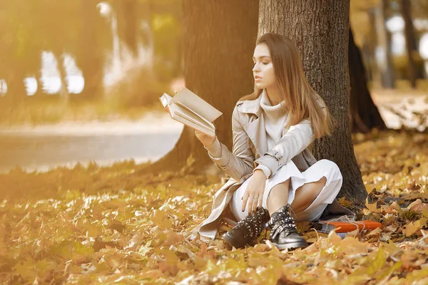 가을 공원에서우아 하고 세련 된 소녀 — 스톡 사진