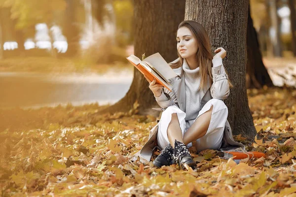 Elegantes und stilvolles Mädchen in einem Herbstpark — Stockfoto