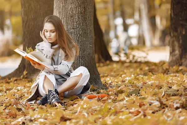 Chica elegante y elegante en un parque de otoño —  Fotos de Stock