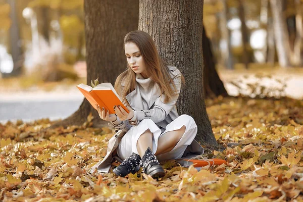 Elegantes und stilvolles Mädchen in einem Herbstpark — Stockfoto